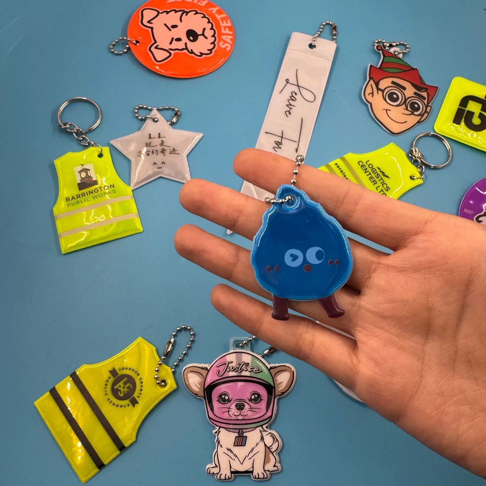 Custom Logo PVC Reflective Key Chain Mini Plastic LED Light Flashlight Squeeze Vest Key Chain Reflective Key Chain
