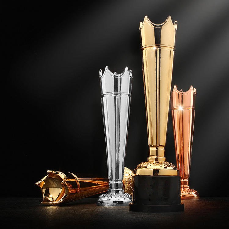OEM/ODM Luxury Crown Shape Metal Resin Crystal Trophy Award Other Crystal Crafts Product